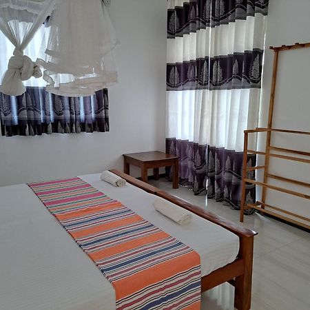 B & B Charm Dikwella Phòng bức ảnh