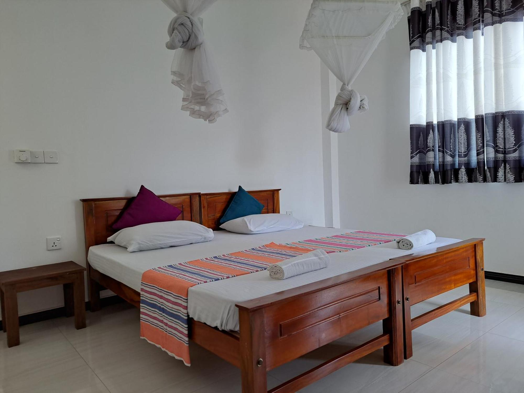 B & B Charm Dikwella Phòng bức ảnh